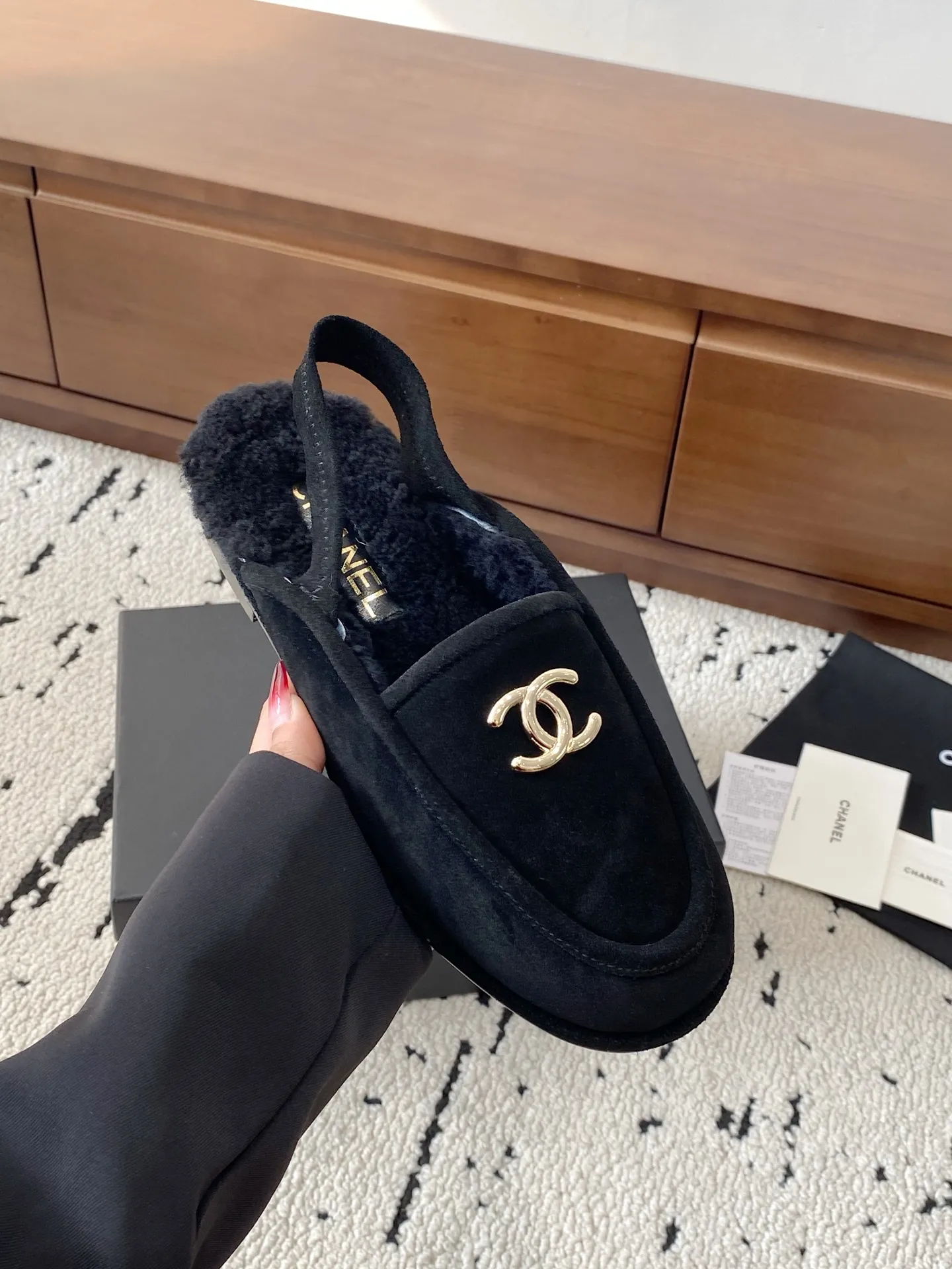 👟👟Ex-factory price 640👟👟 🍀CHANEL25s Chanel Mary Jane beanie hair slippers, a hot new release in the early autumn series, this season's hot item from the fragrance family! I really fell in love at first sight, the classic color matching is perfect!  Really super personalized, which is the biggest highlight of this shoe. The eye-catching but not exaggerated design is super cool for daily use. It is super versatile whether paired with pants, sweaters or skirts. It looks good no matter how you wear it. The more you look at it, the more you like it! Upper: imported sheep leather. Lining: original developed lamb wool. Outsole: Italian leather outsole. Size: #35-41 (40 41 custom-made, non-refundable) 👉 👉
